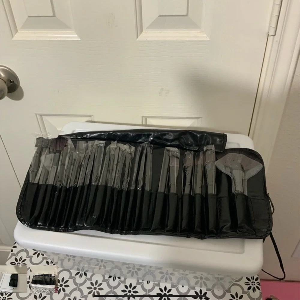 NWOT Professional Makeup Brush Set with Black Case 22 Piece Set